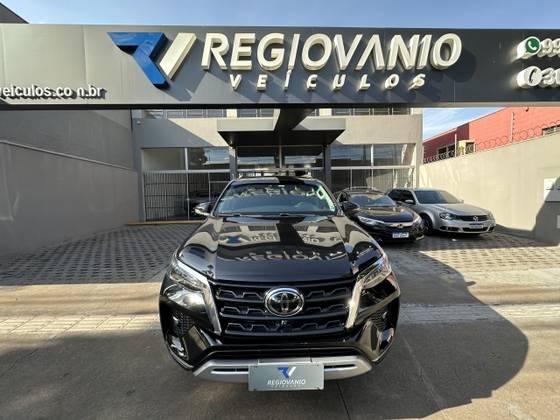 TOYOTA HILUX SW4 2.8 D-4D TURBO DIESEL SRX 7L 4X4 AUTOMÁTICO